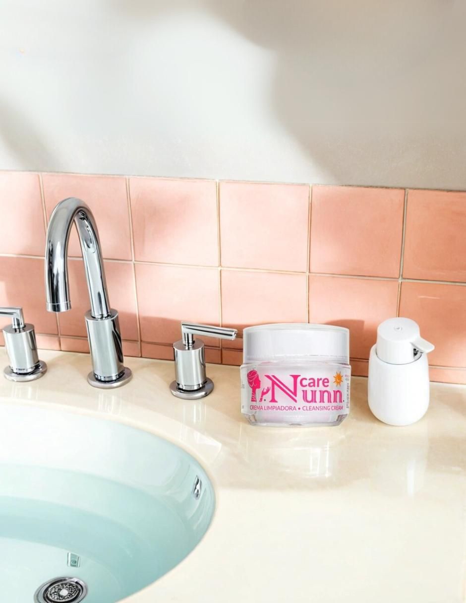 Set de crema facial recomendada para prevenir la aparición de manchas día y noche para piel mixta y grasa 4